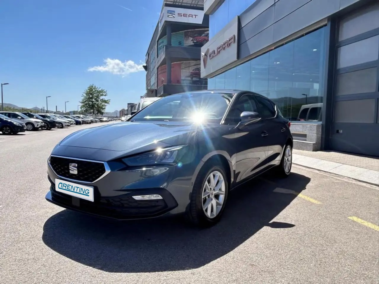 Renting SEAT Leon 1.5 TSI S&S Style 130 Gris