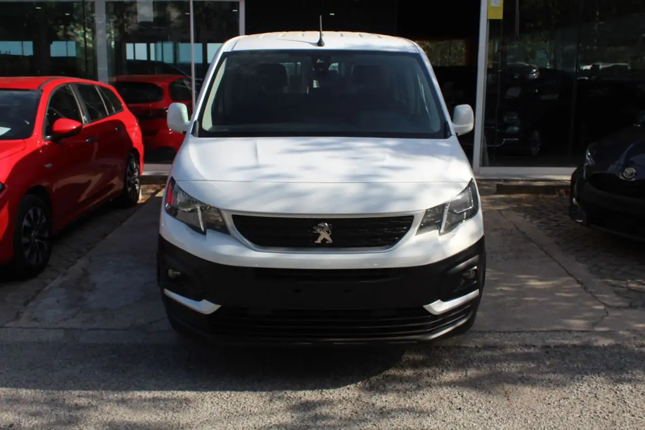 Renting Peugeot Rifter 1.5BLUEHDI 100CV ACTIVE Blanco 2