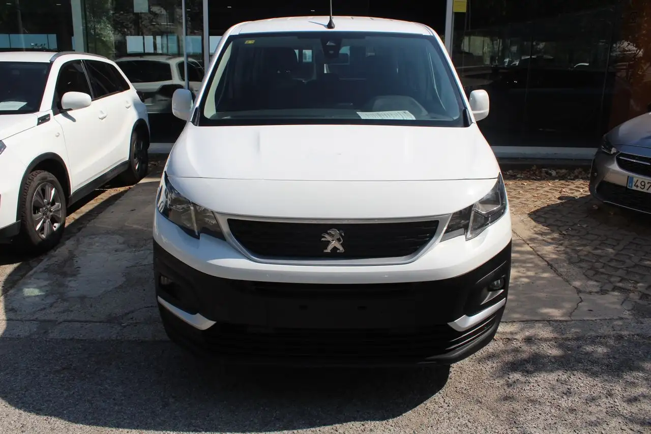 Renting Peugeot Rifter 1.5BLUEHDI 100CV ACTIVE Blanco