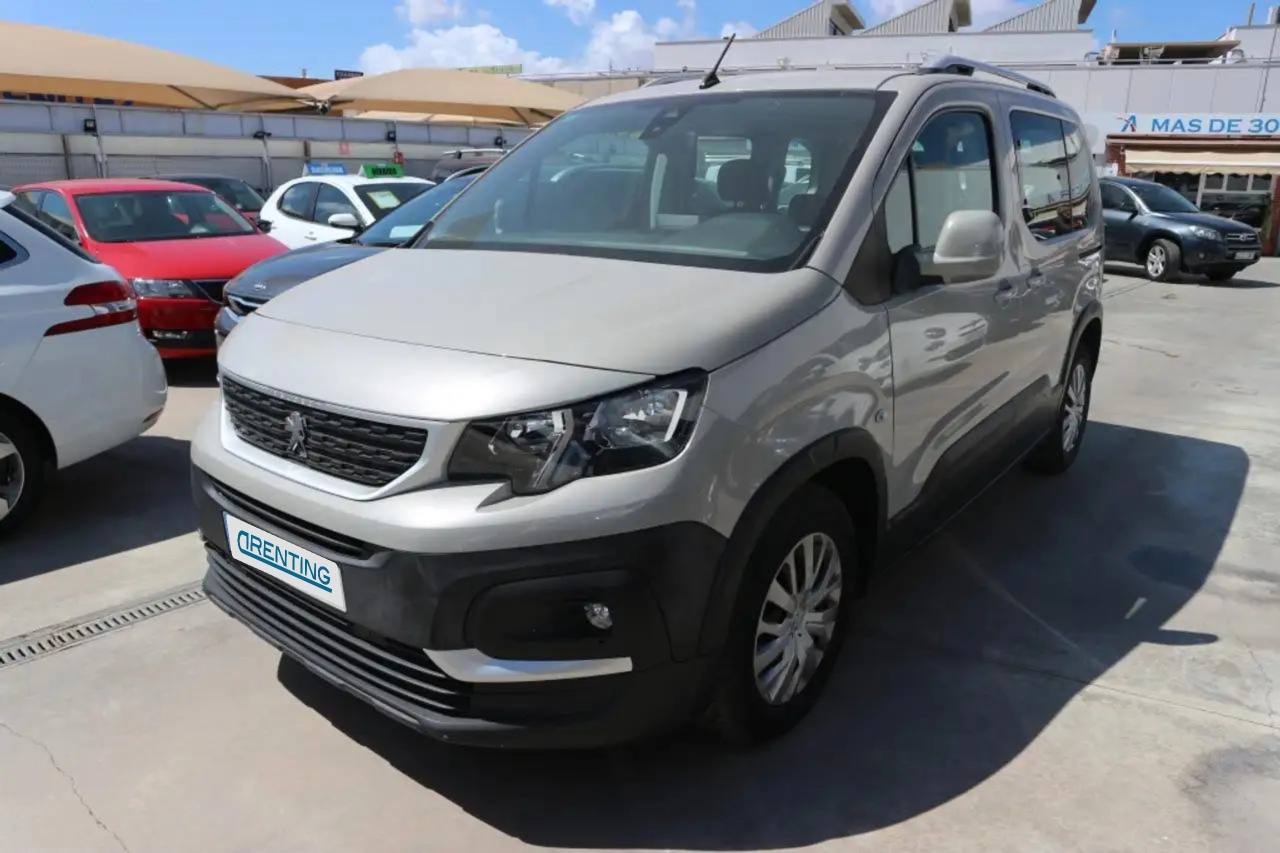 Renting Peugeot Rifter 1.5BlueHDi S&S Long Active NAV+ 100 Marrón