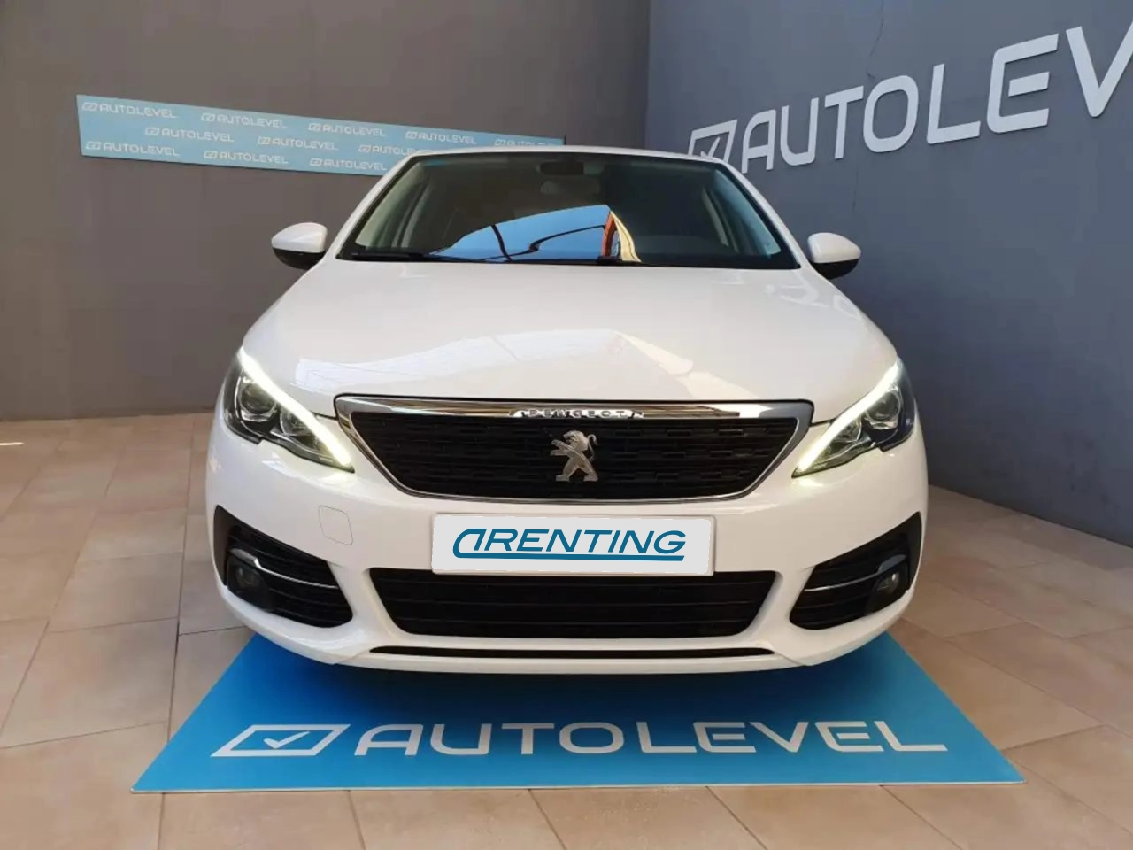 Renting Peugeot 308 1.5BlueHDi S&S Style 100 Blanco 1