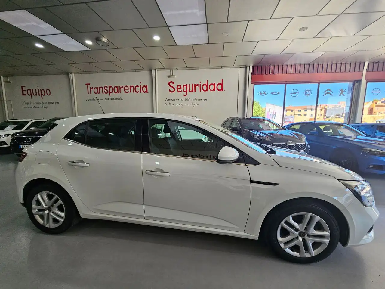 Renting Renault Megane 1.5dCi Blue Business 85kW Blanco 2