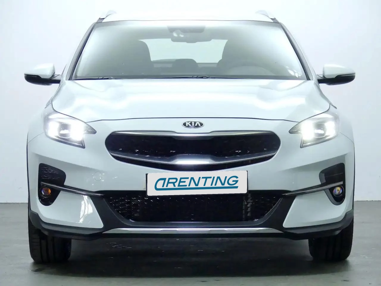 Renting Kia XCeed 1.6 GDI PHEV EDRIVE 141CV 5P Blanco 1