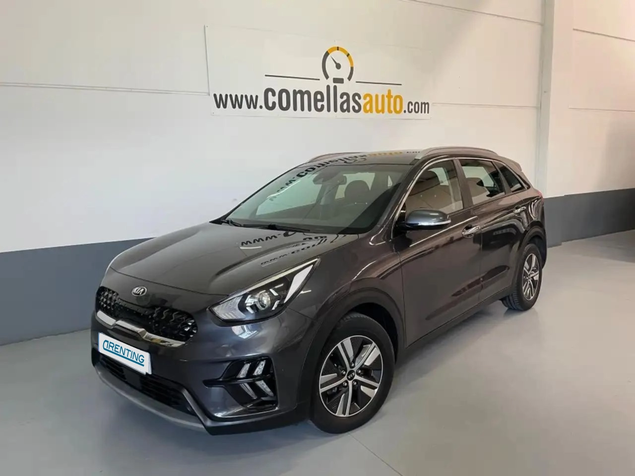 Renting Kia Niro 1.6 HEV Drive Gris