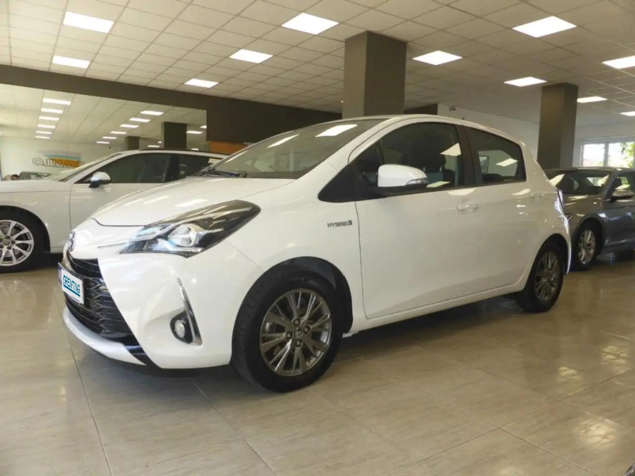 Renting Toyota Yaris 100H 1.5 Active Tech Blanco