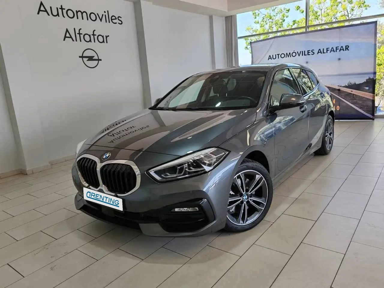 Renting BMW 118 118iA Sport Gris