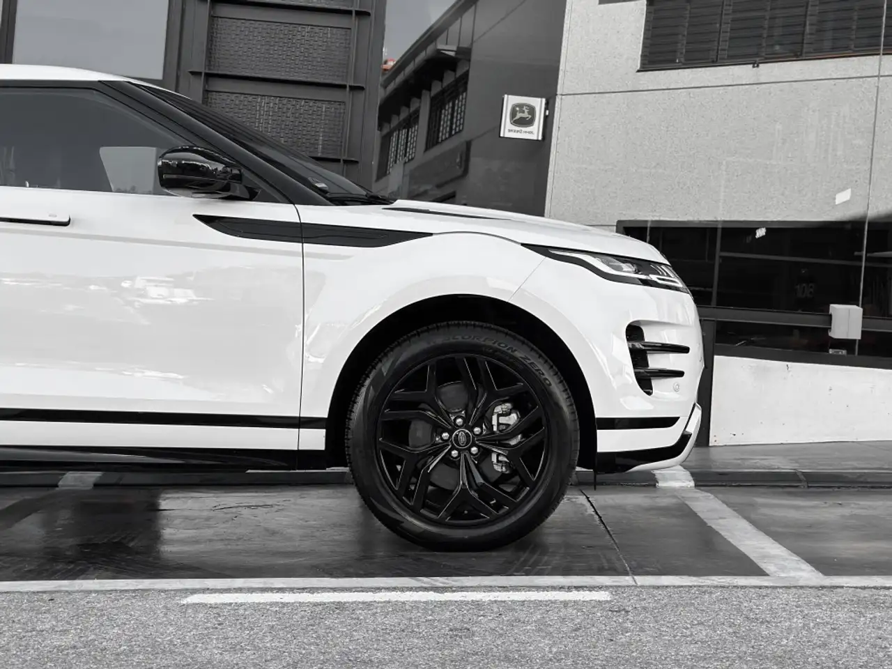 Renting Land Rover Range Rover Evoque 2.0 I4 MHEV R-Dynamic AWD Aut. 200 Blanco