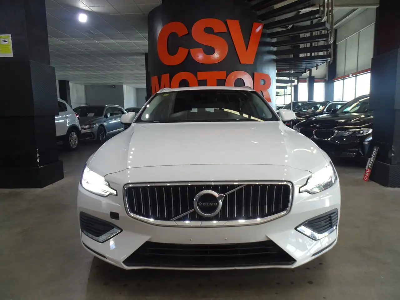 Renting Volvo V60 2.0 T6 AWD Inscription Auto Blanco