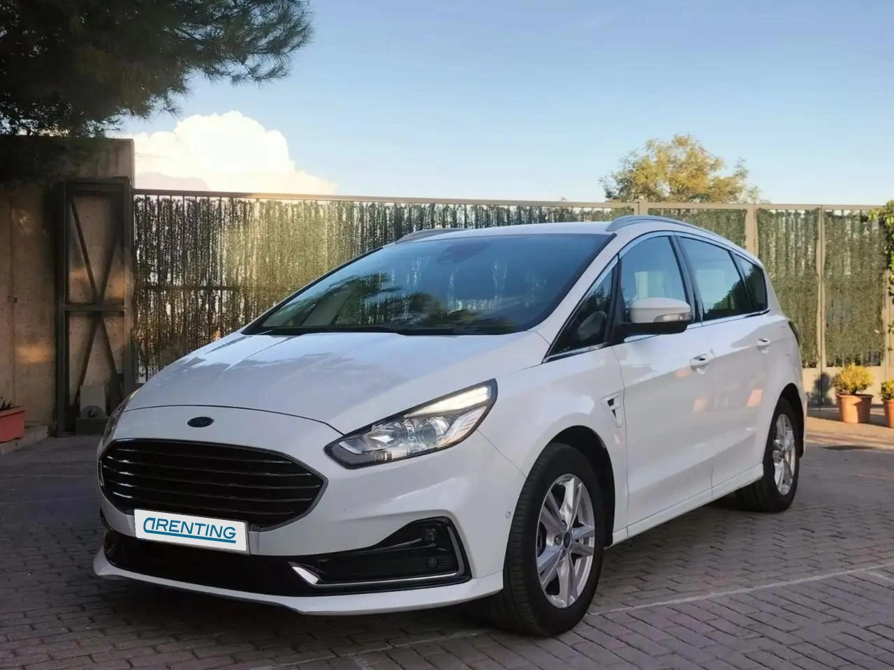 Renting Ford S-Max 2.0TDCi Panther Titanium 150 Blanco