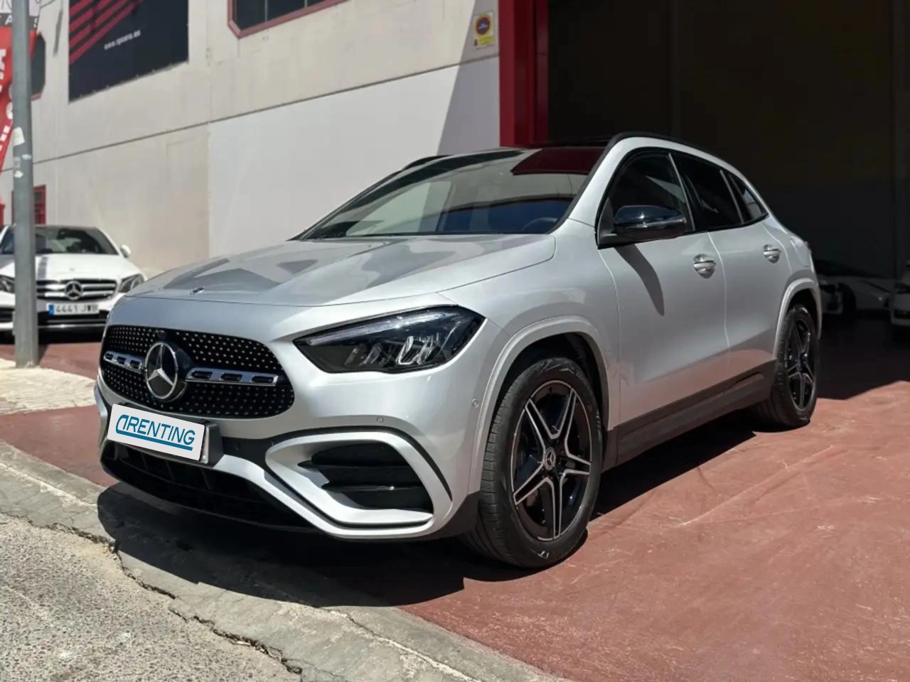 Renting Mercedes-Benz GLA 200 200d 8G-DCT Gris