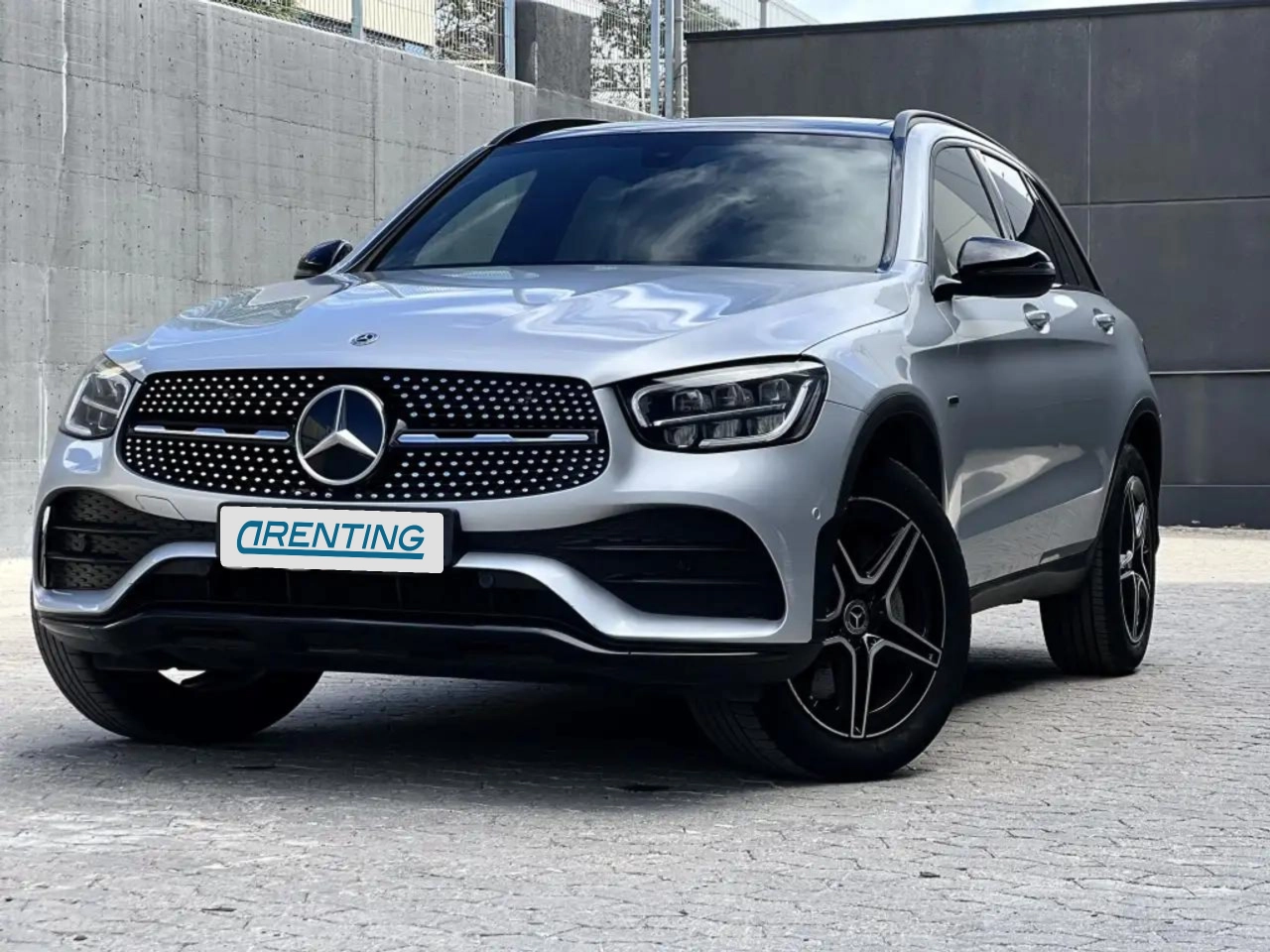 Renting Mercedes-Benz GLC 300 300e 4Matic 9G-Tronic Gris 1