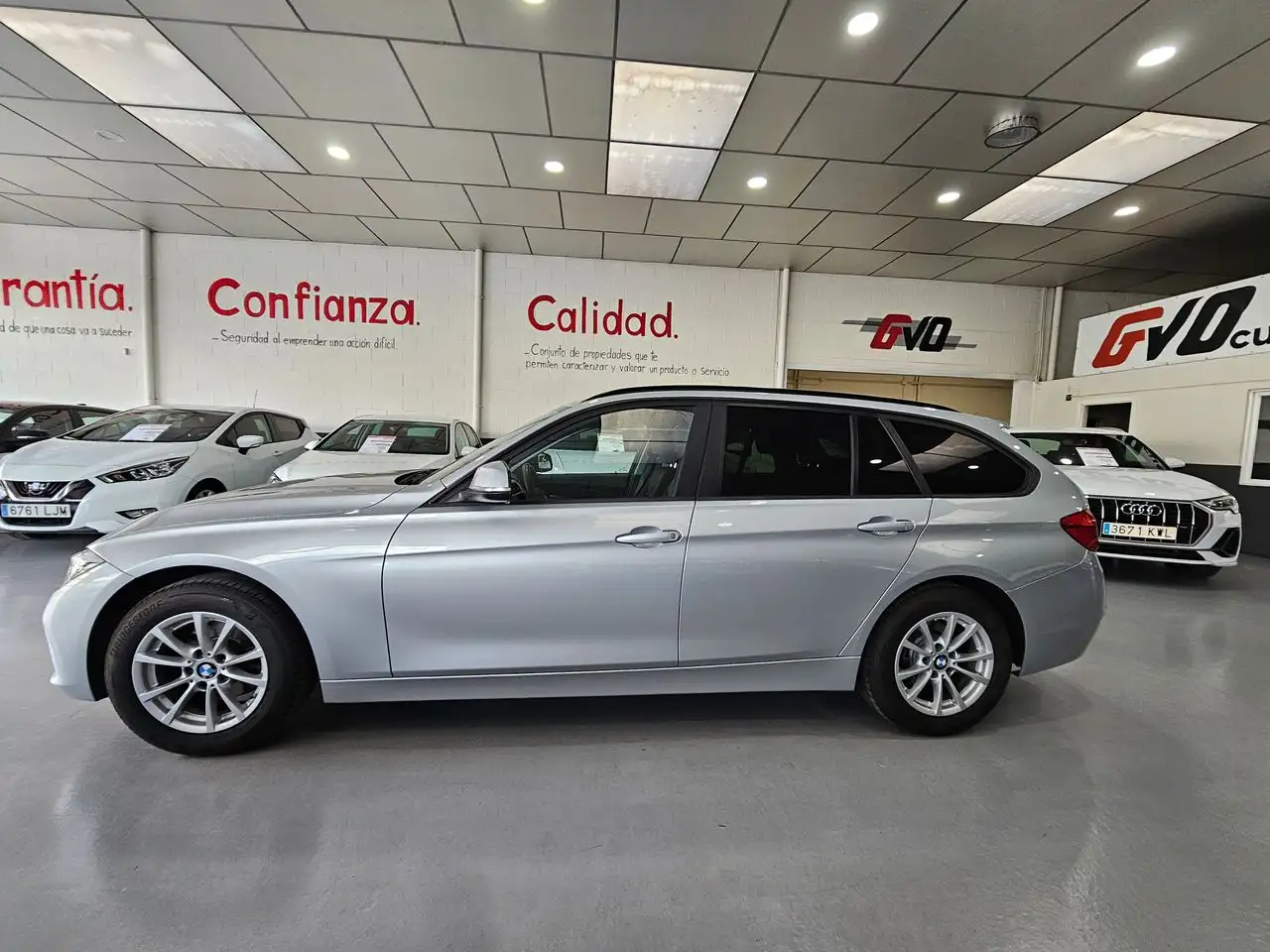 Renting BMW 318 318d Touring Gris 1