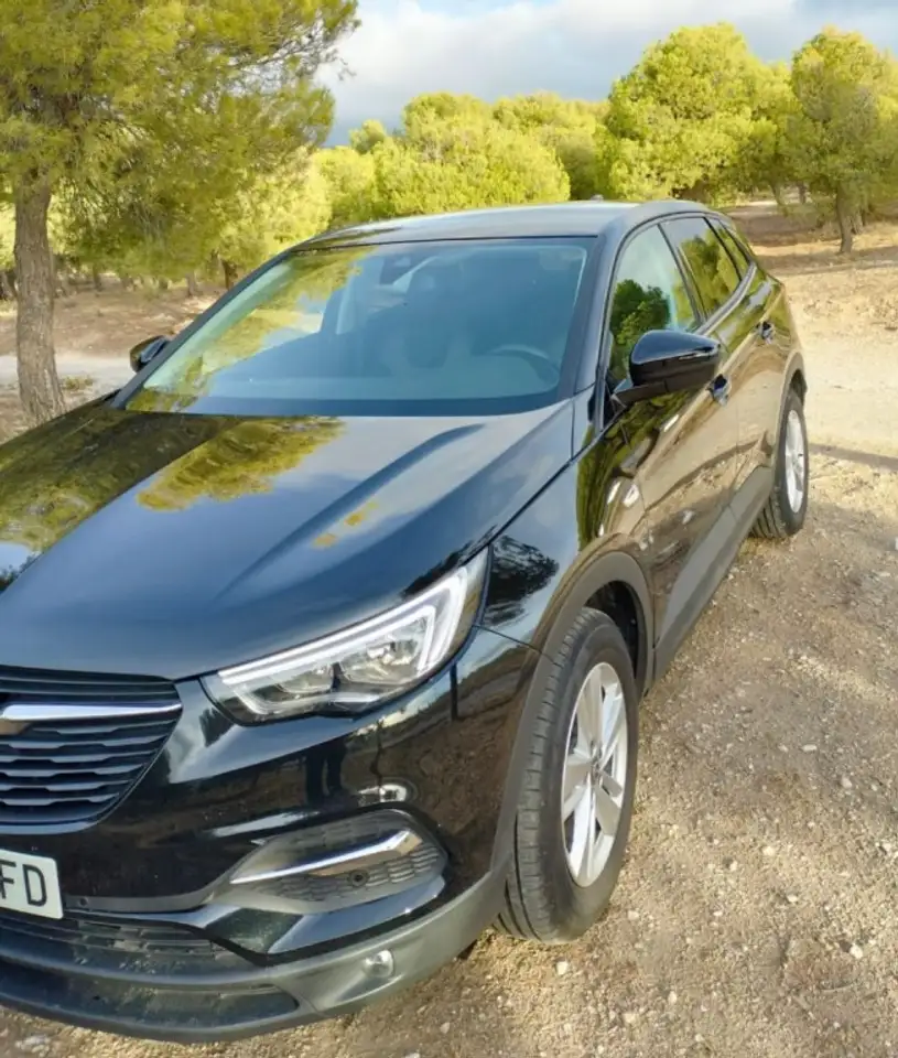 Renting Opel Grandland X Berlina Manual de 5 Puertas Negro