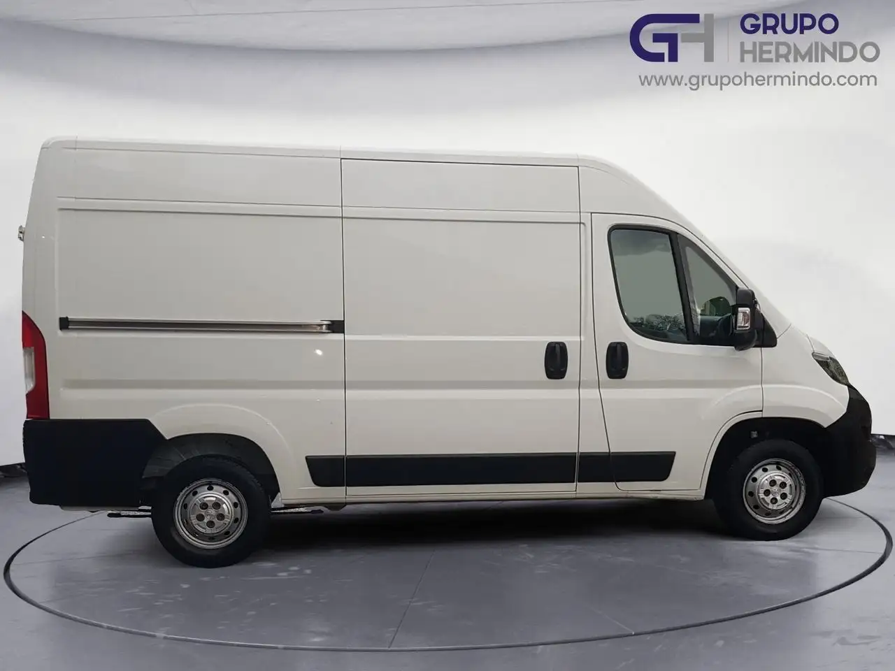 Renting Peugeot Boxer FG 333 L2 H2 ACCESS 2.2 BLUE HDI 140 CV Blanco 3