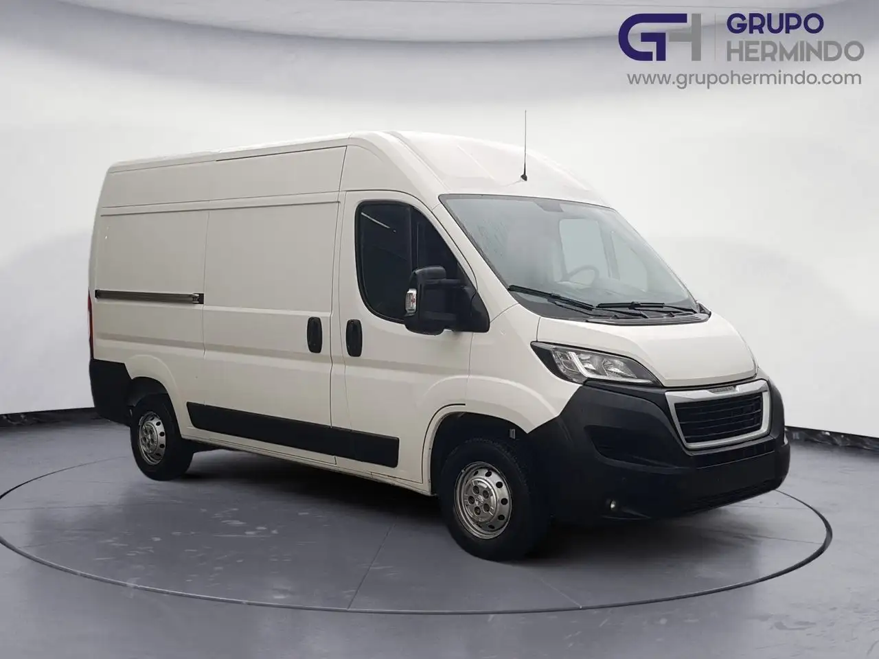 Renting Peugeot Boxer FG 333 L2 H2 ACCESS 2.2 BLUE HDI 140 CV Blanco 5