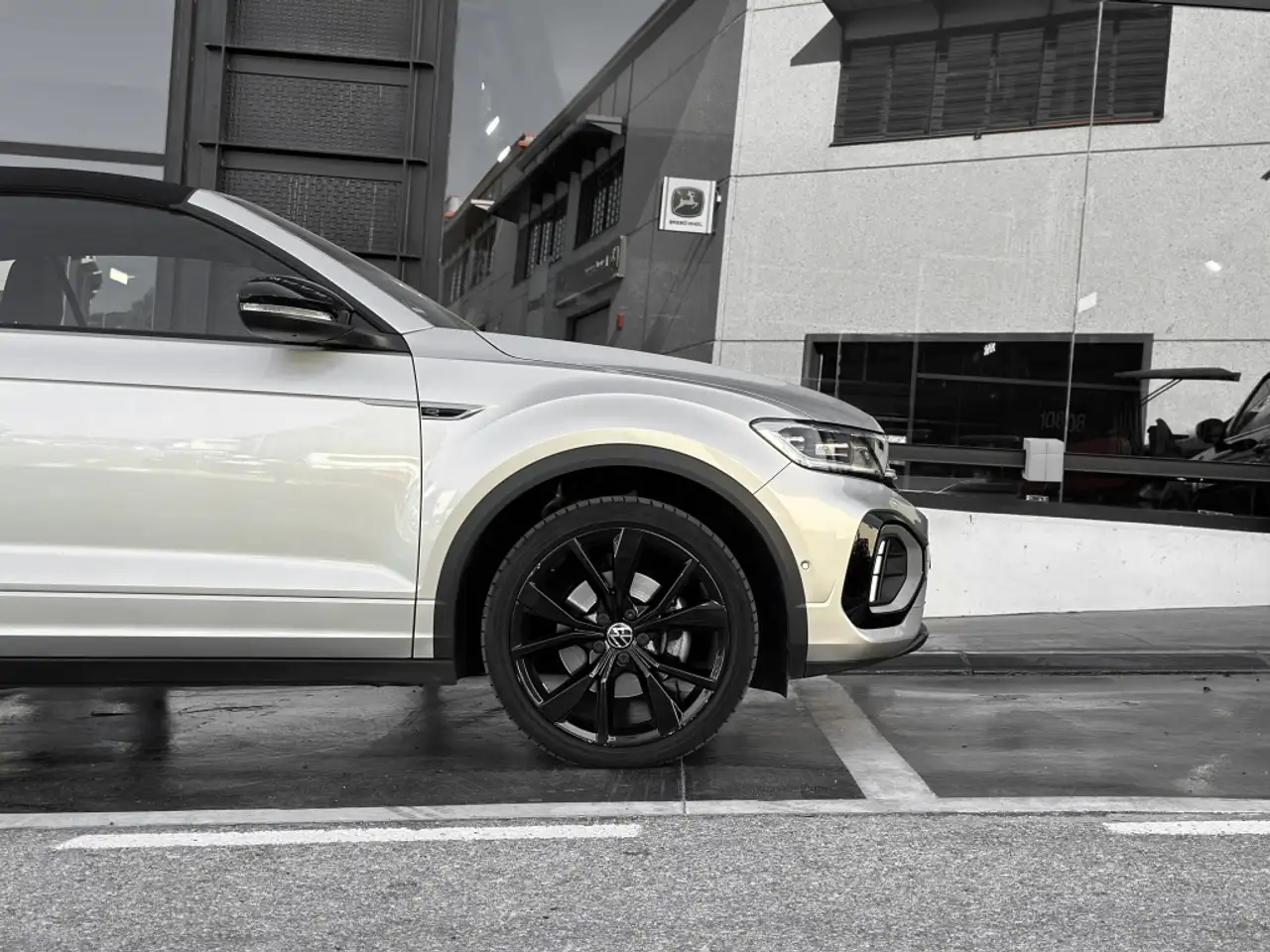 Renting Volkswagen T-Roc Cabrio 1.5 TSI R-Line DSG7 Plateado