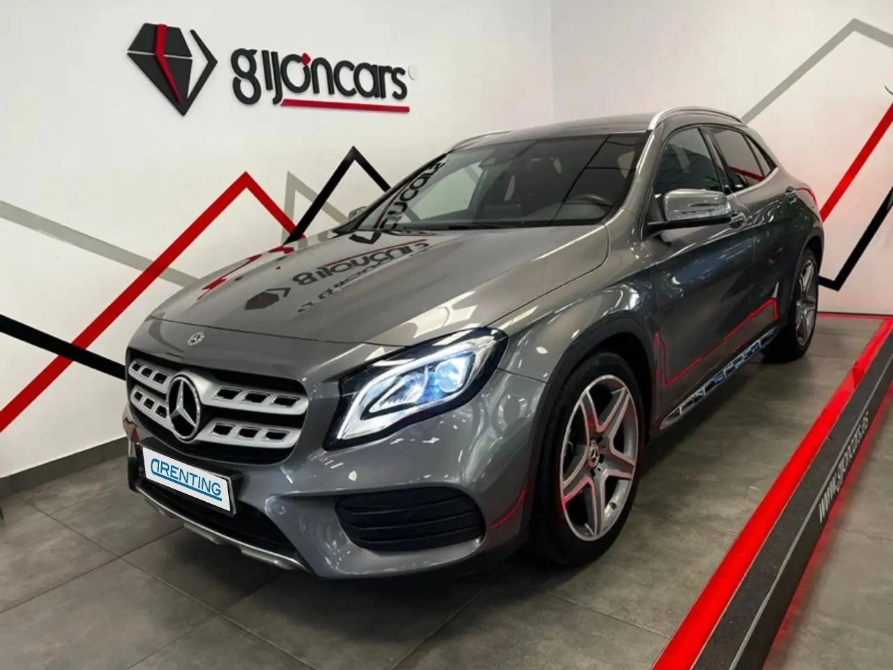 Renting Mercedes-Benz GLA 200 D Gris 4