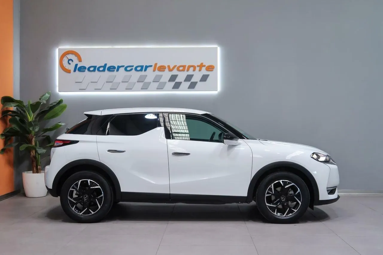 Renting DS DS3 Crossback DS 3 Crossback BlueHDi So Chic 110 2