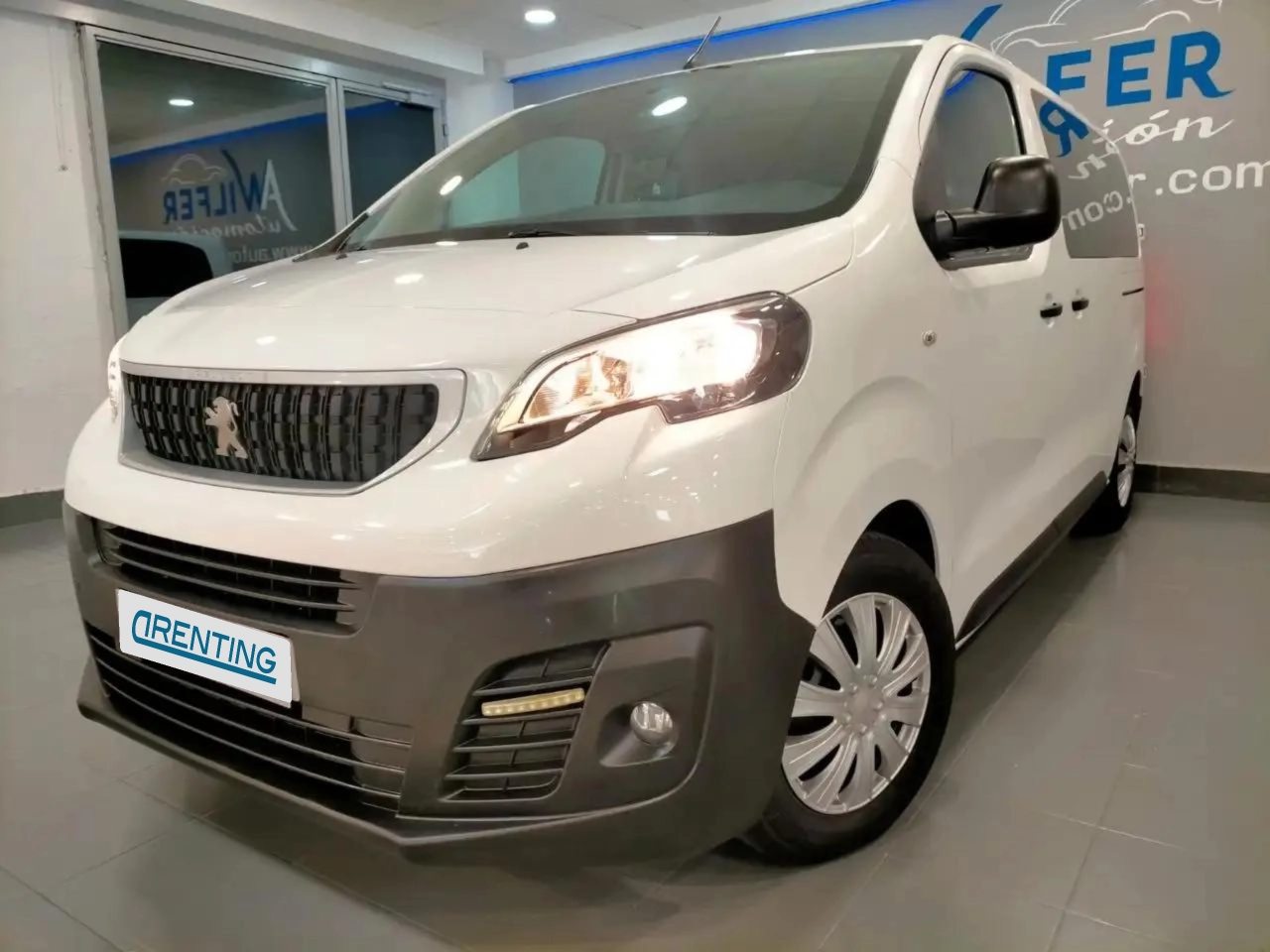 Renting Peugeot Expert Combi BlueHDi 120cv SS Standard Blanco