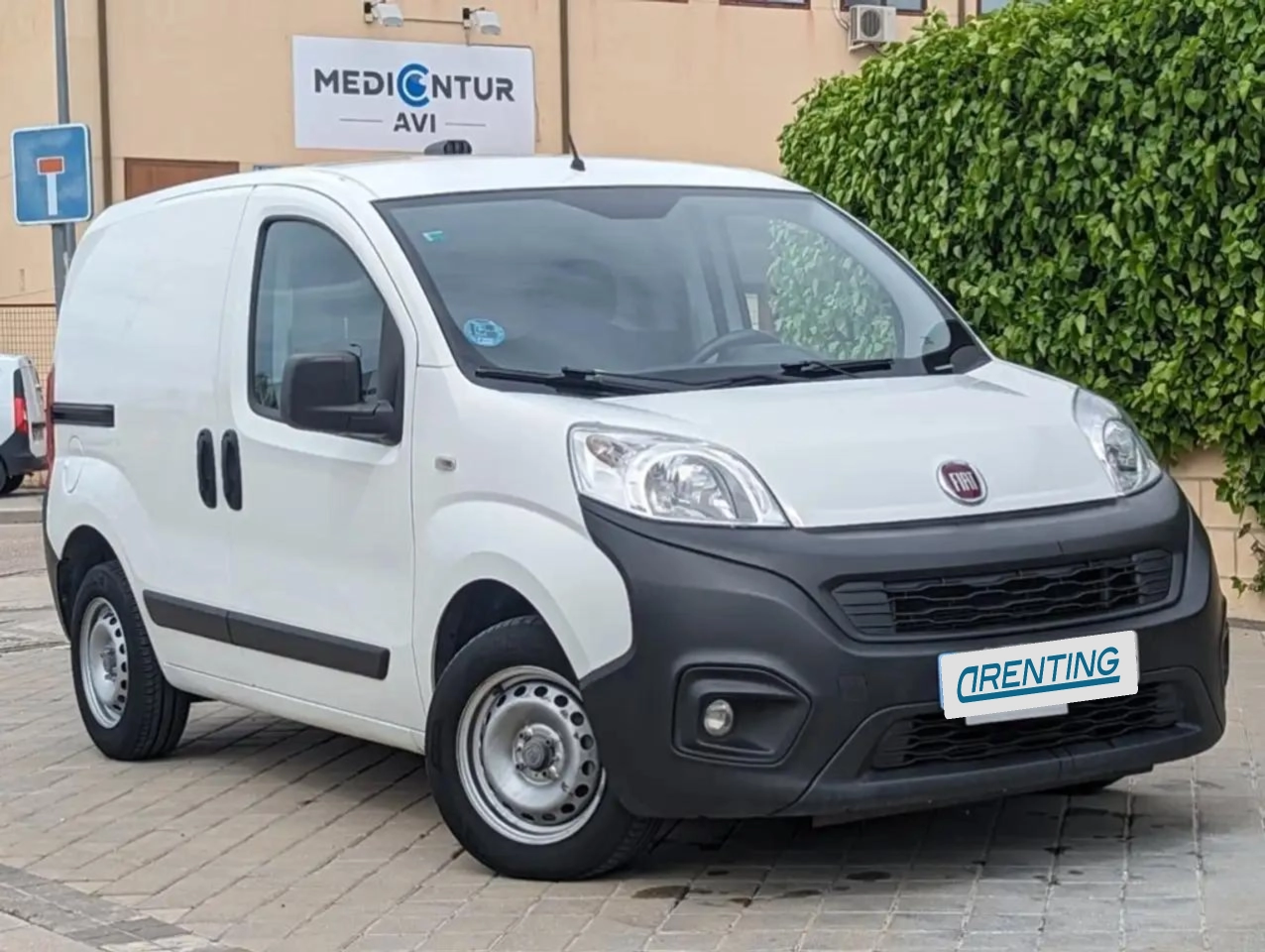 Renting Fiat Fiorino Comercial Cargo 1.3Mjt Base 60kW Blanco 1