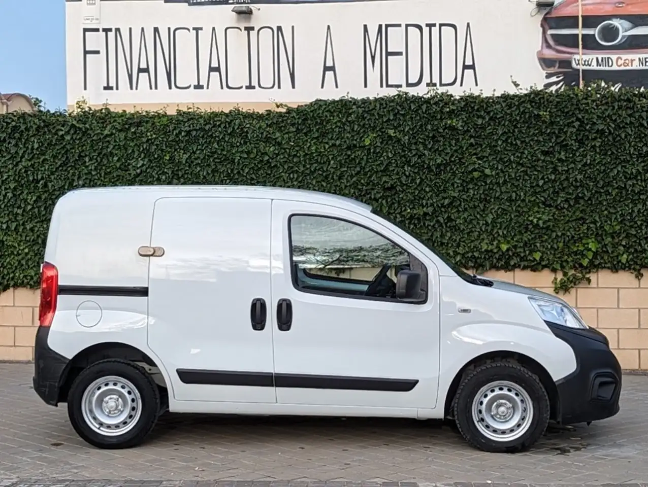 Renting Fiat Fiorino Comercial Cargo 1.3Mjt Base Clase 2 59kW Blanco 1