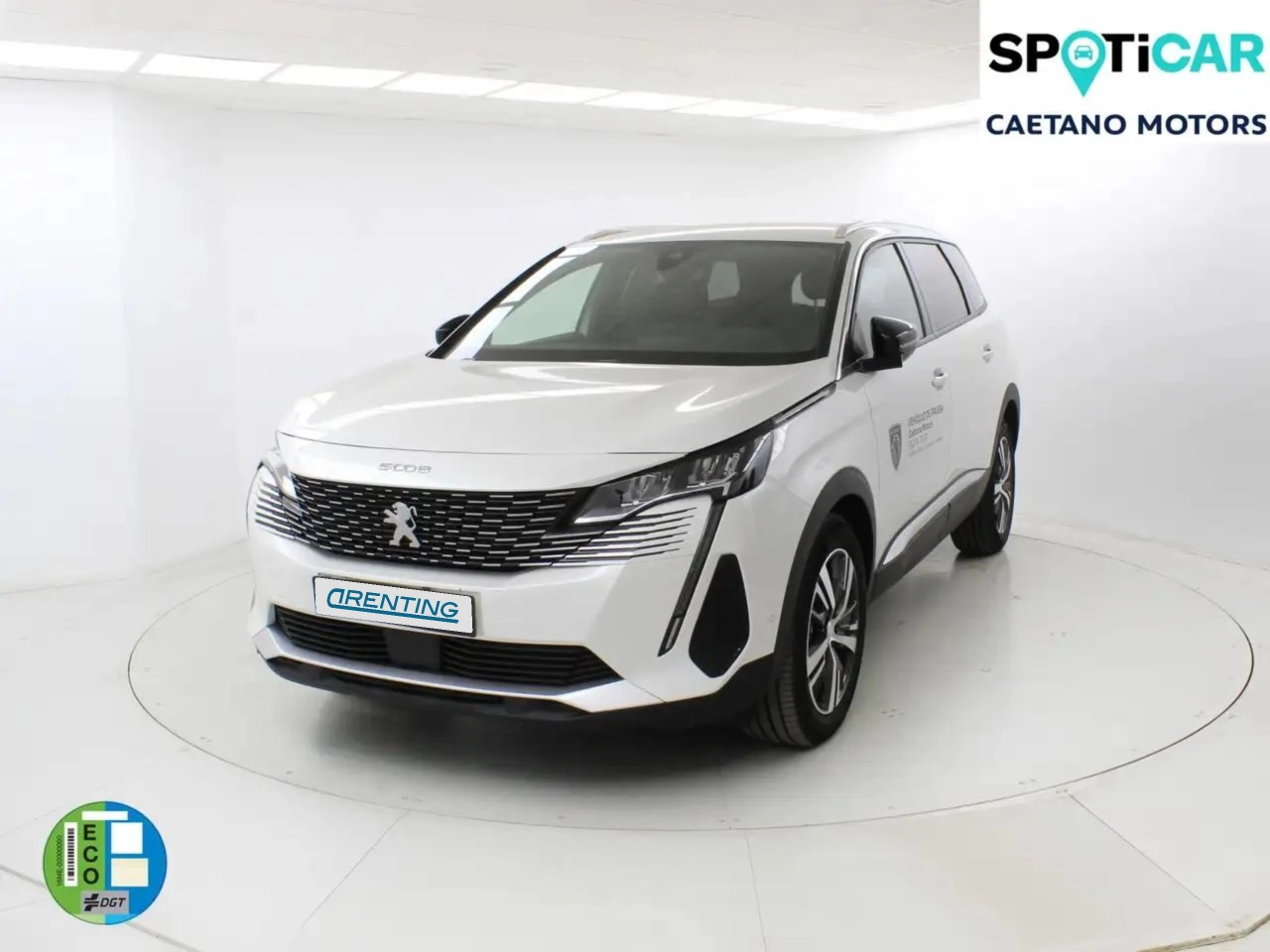 Renting Peugeot 5008 Hybrid Allure Pack 136 eDCS6 Blanco