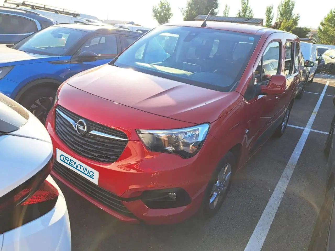 Renting Opel Combo Life 1.2 T S/S Selective L Rojo