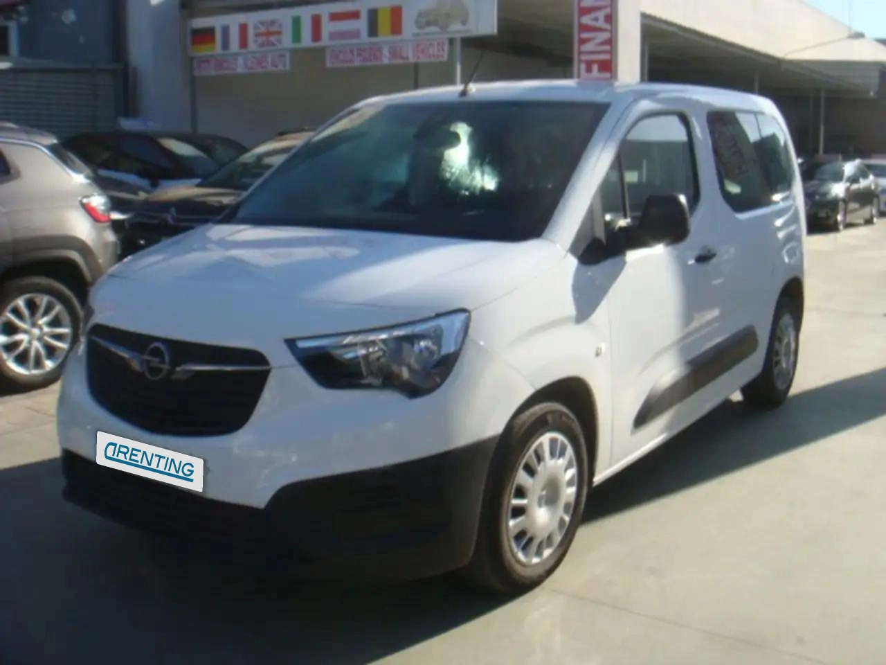 Renting Opel Combo Life 1.5TD S/S Expression L 100 Blanco 1