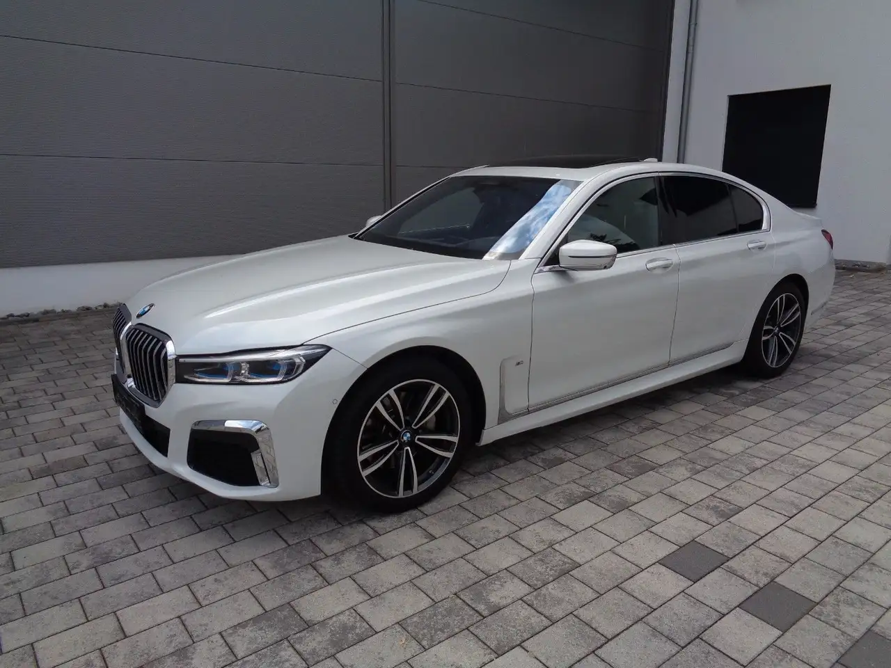 Renting BMW 730 m-sport 1