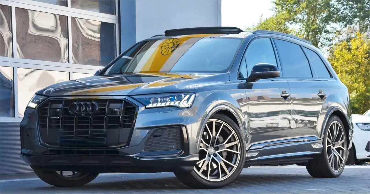 Renting Audi Q7 matrix 3