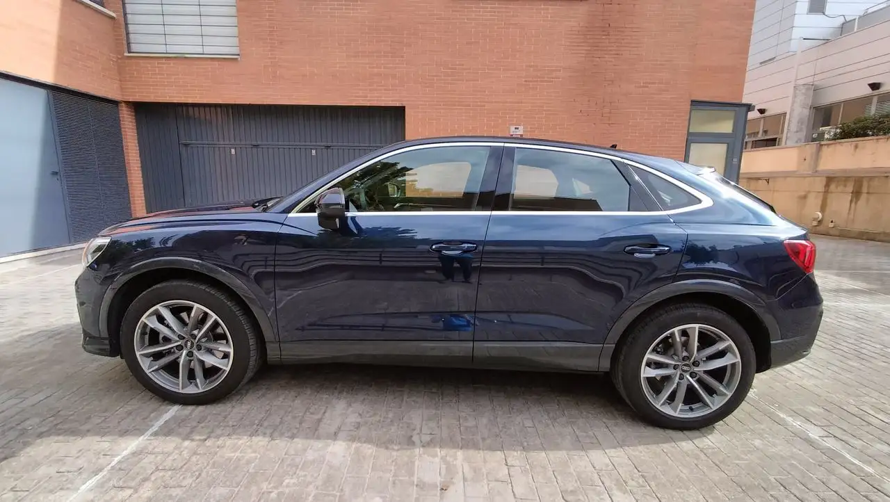 Renting Audi Q3 Sportback 40 TDI quattro S tronic Azul