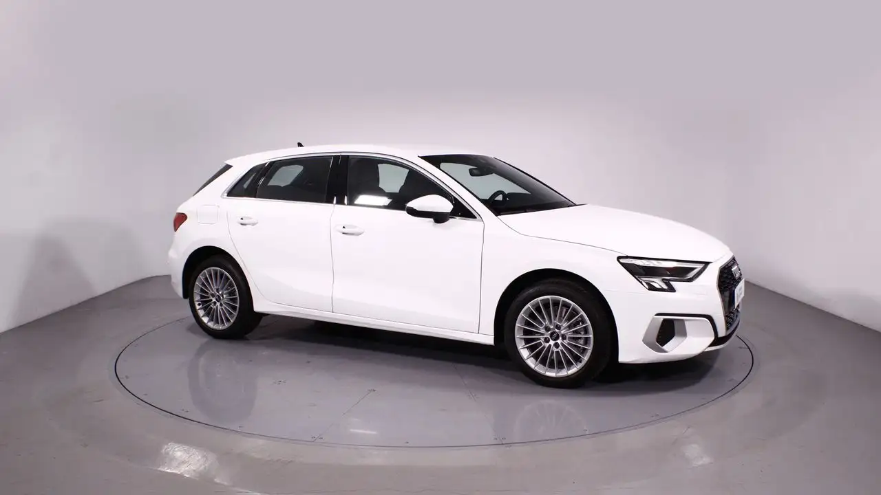 Renting Audi A3 SPORTBACK LAUNCH EDITION 40 TFSI E 150(204) KW(CV) Blanco