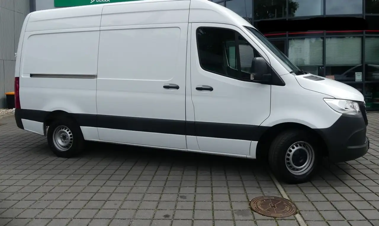 Renting Mercedes-Benz Sprinter MERCEDES-BENZ Industrial  Manual de 4 Pue Blanco