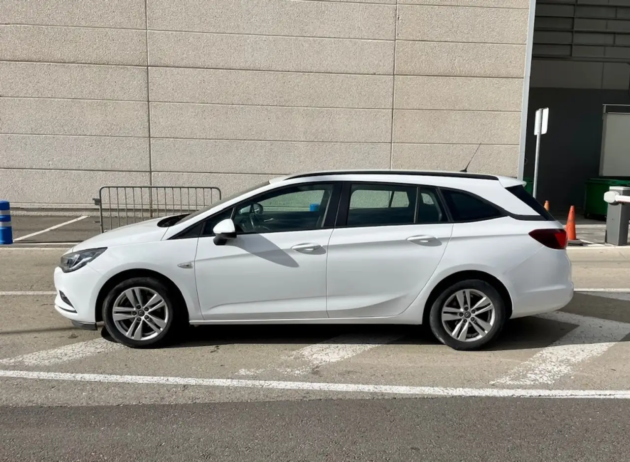 Renting Opel Astra ST 1.6CDTi Selective Pro 110 Blanco 1