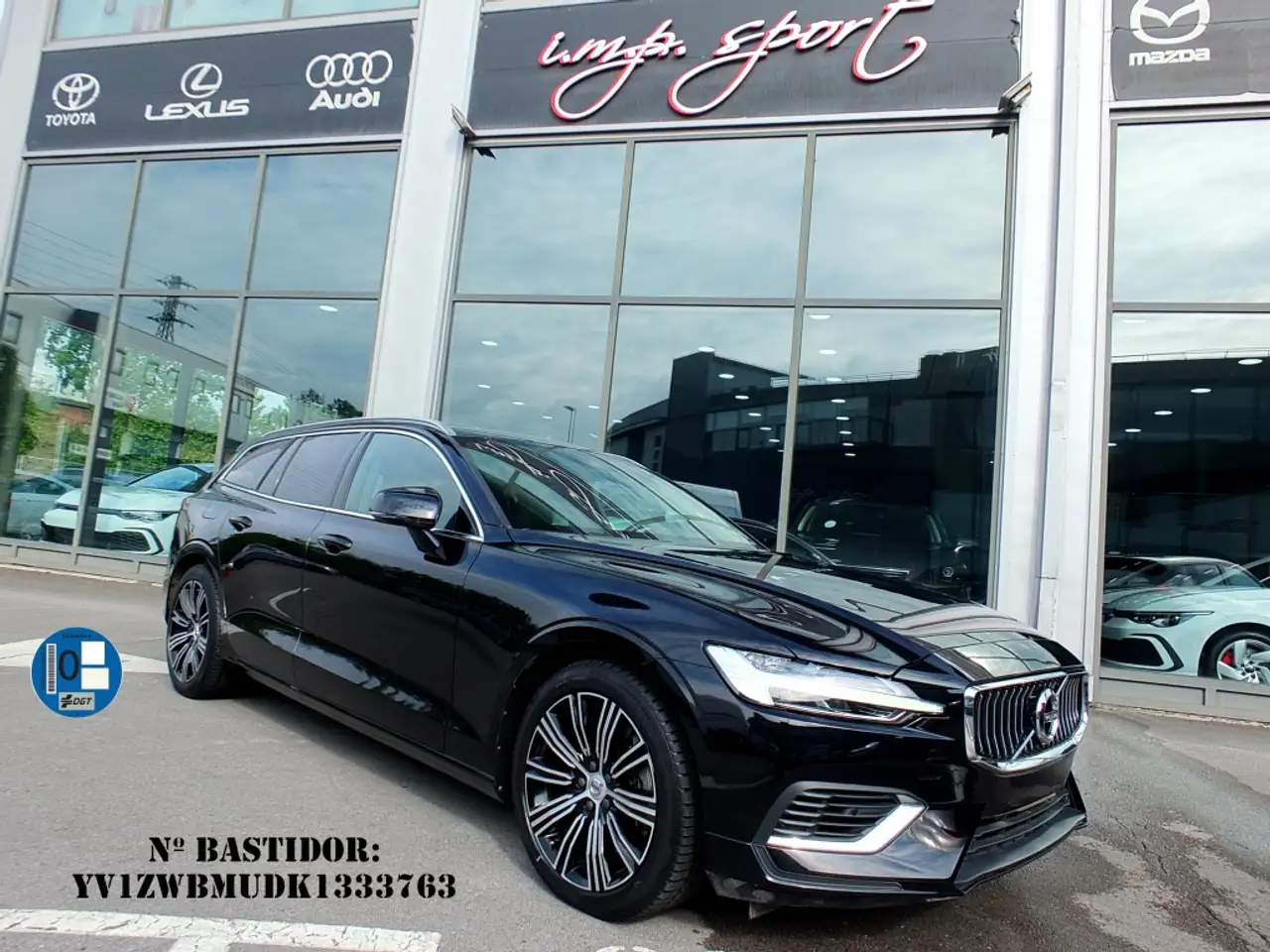 Renting Volvo V60 T8 Twin Inscription AWD Negro