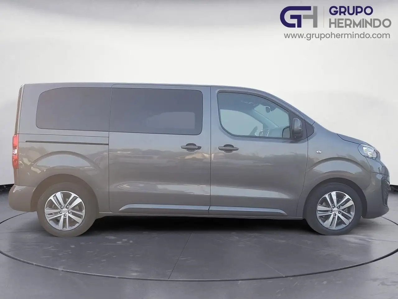 Renting Peugeot Traveller 1.5BlueHDI Business Standard 120 Gris