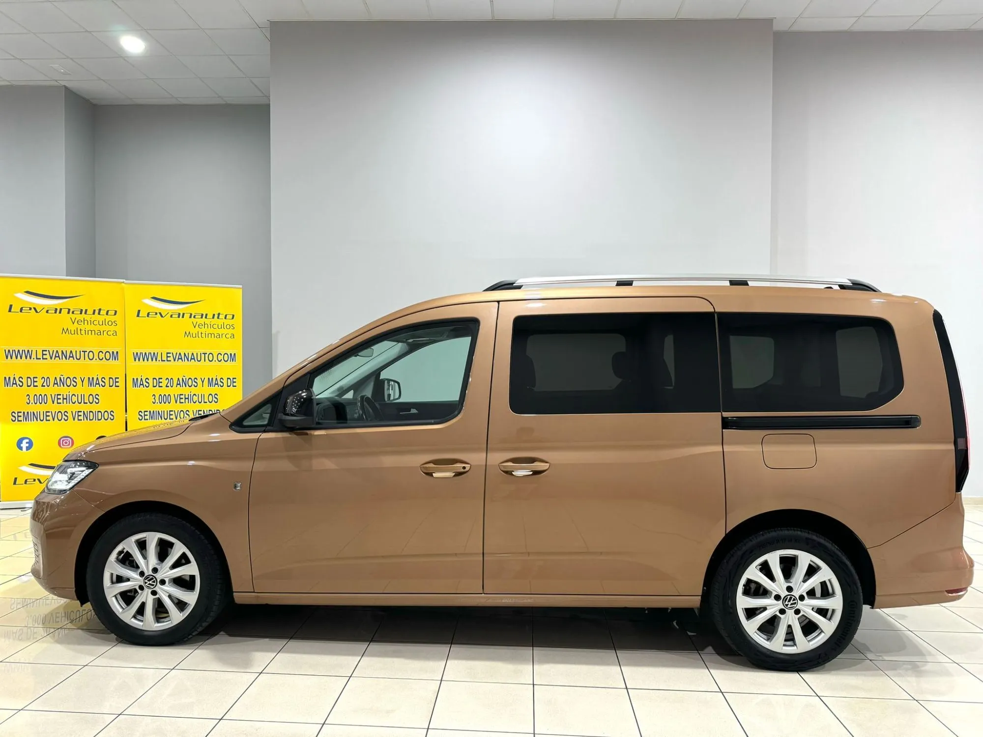 Renting VOLKSWAGEN Caddy Maxi 2.0TDI Outdoor DSG 122