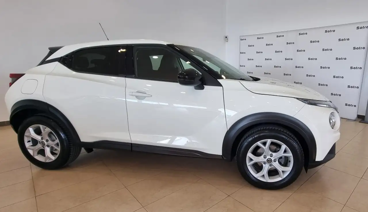 Renting Nissan Juke 1.0 DIG-T Acenta 4×2 114 Blanco 4