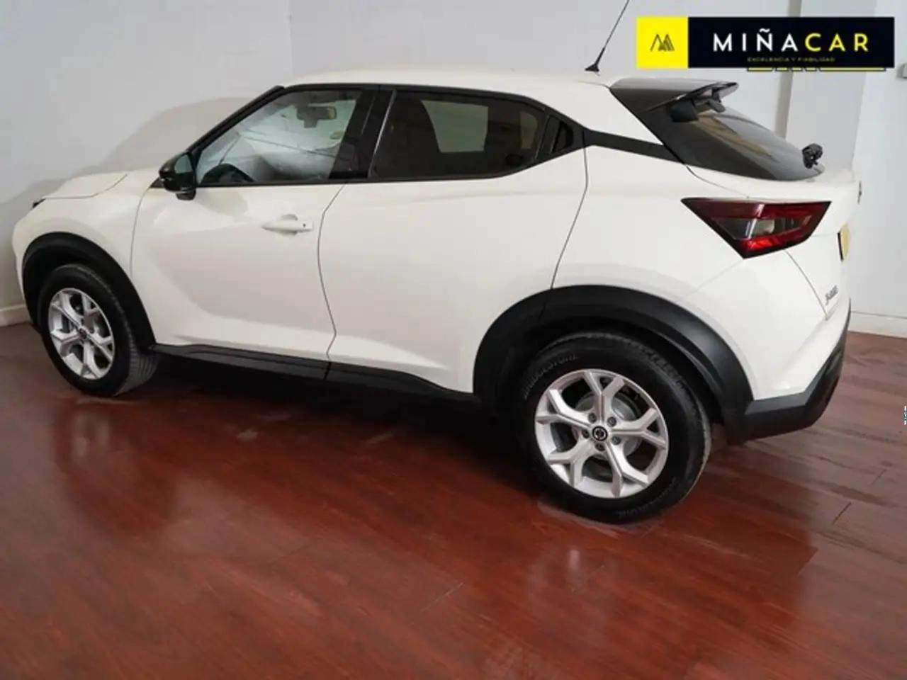 Renting Nissan Juke 1.0 DIG-T Acenta 4×2 114 Blanco