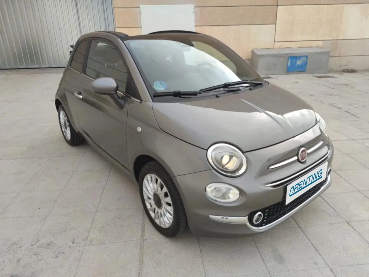 Renting Fiat 500C 1.0 Hybrid Dolcevita 52kW Gris 2