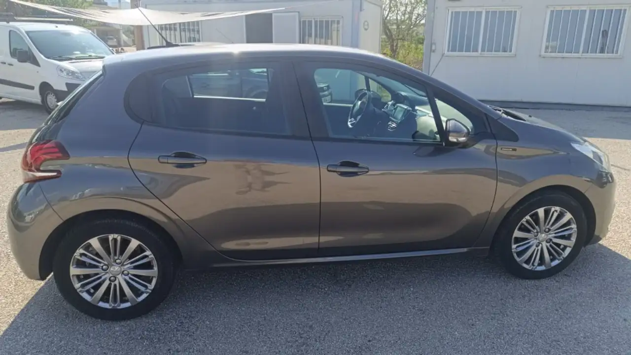 Renting Peugeot 208 1.2 PureTech S&S Tech Edition 110 Gris