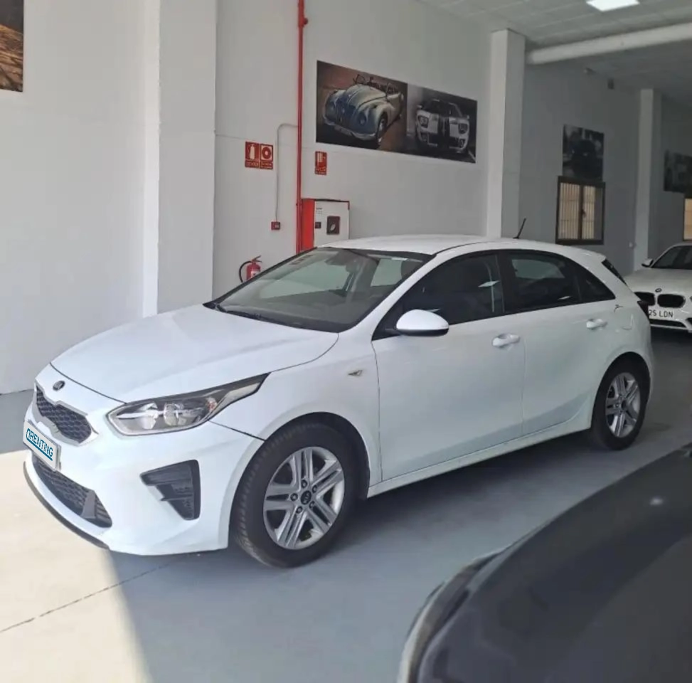 Renting Kia Ceed / cee’d 1.4 CVVT Concept Blanco