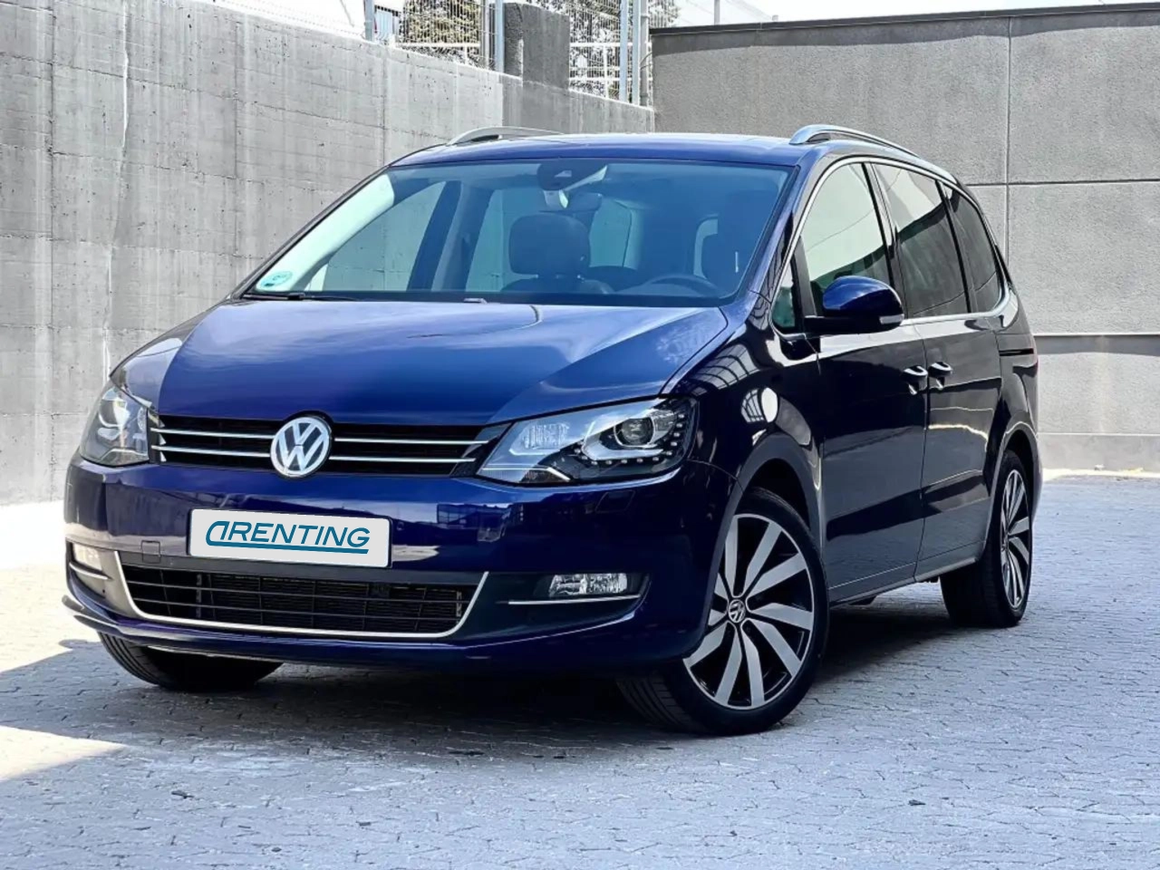 Renting Volkswagen Sharan 1.4 TSI Sport DSG 110kW Azul