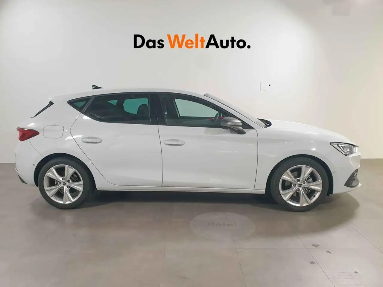 Renting SEAT Leon 1.5 eTSI DSG-7 S&S FR Special Edition 150 Blanco