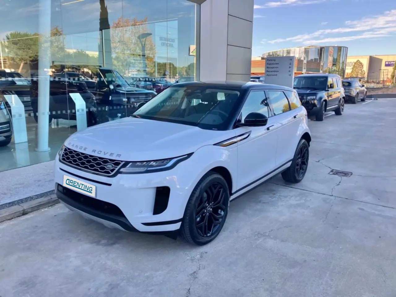 Renting Land Rover Range Rover Evoque 1.5 I3 PHEV S AWD Auto Blanco