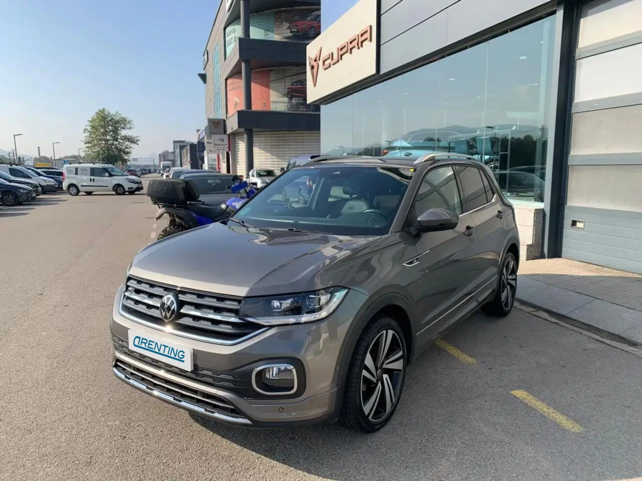 Renting Volkswagen T-Cross 1.5 TSI Sport DSG7 110kW Gris 2