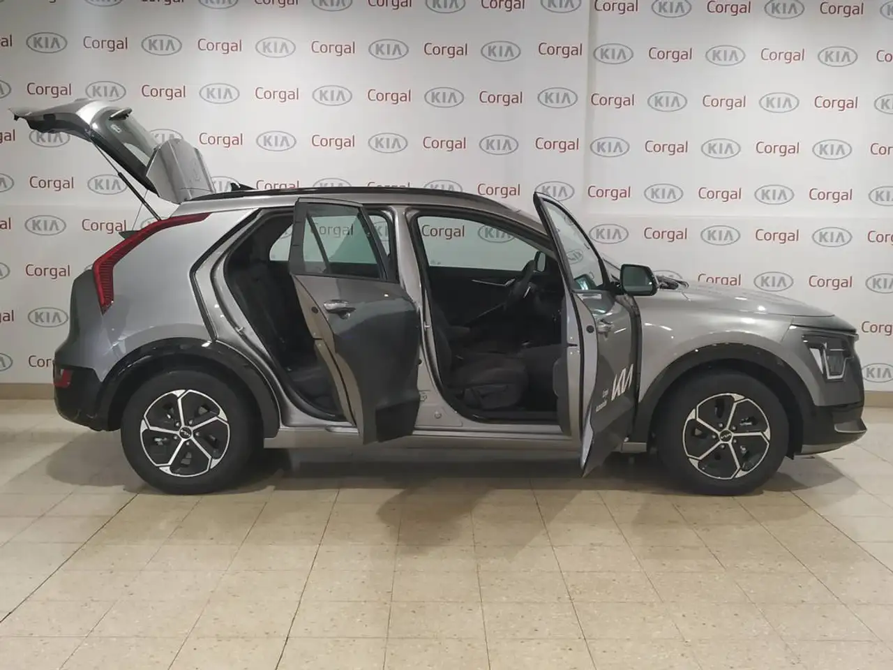 Renting Kia Niro 1.6 HEV Drive 141 Plateado