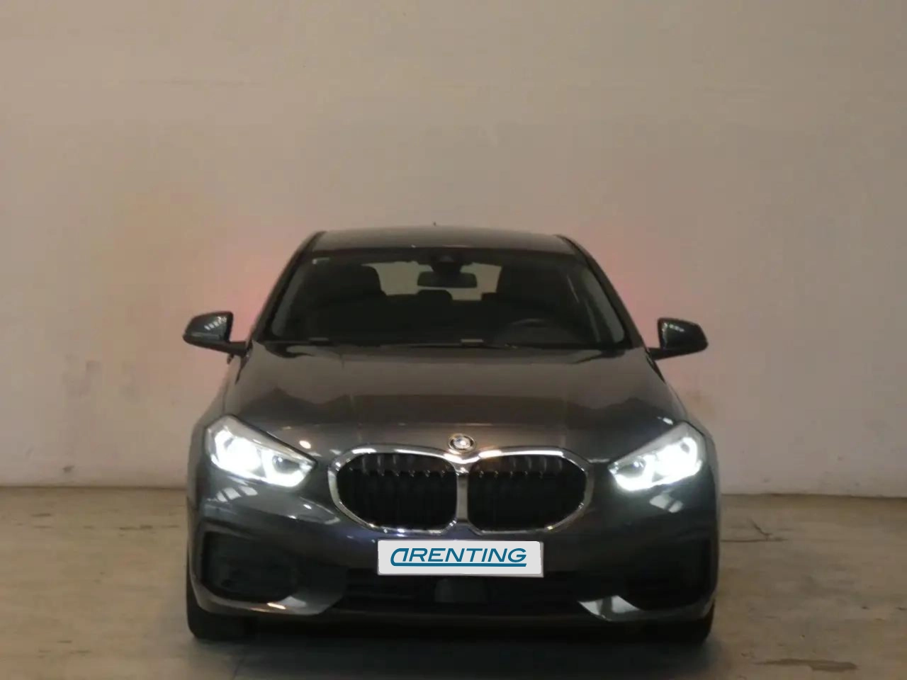 Renting BMW 118 118i Advantage Gris