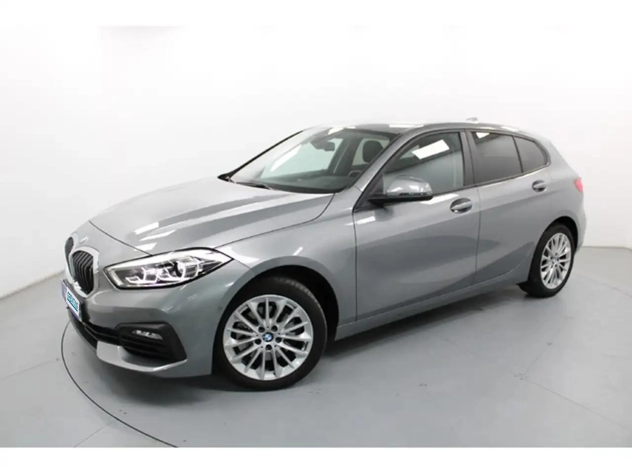 Renting BMW 118 118iA Gris 1