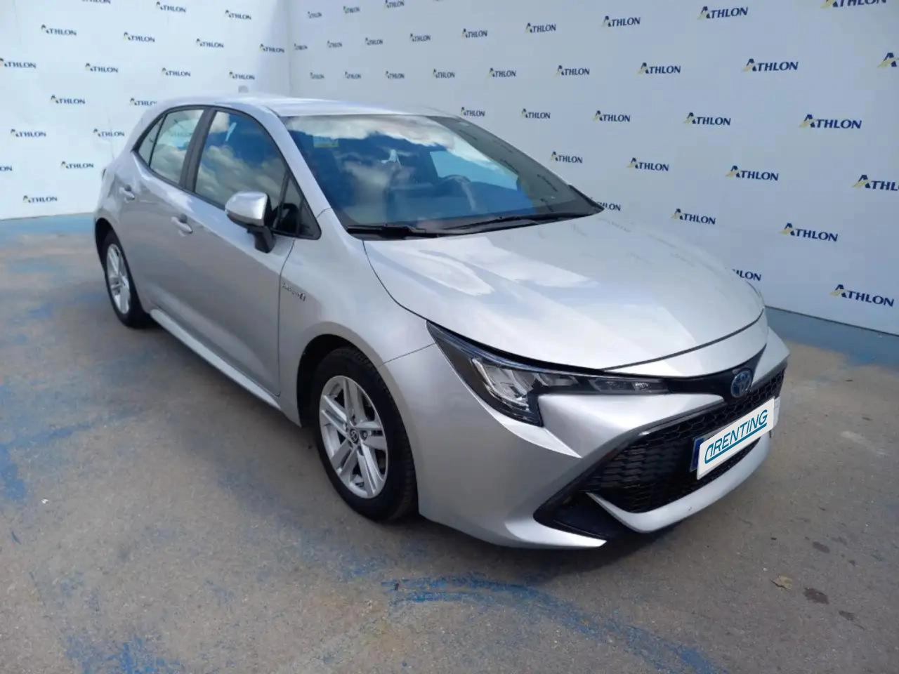 Renting Toyota Corolla 125H Active Tech Plateado 1